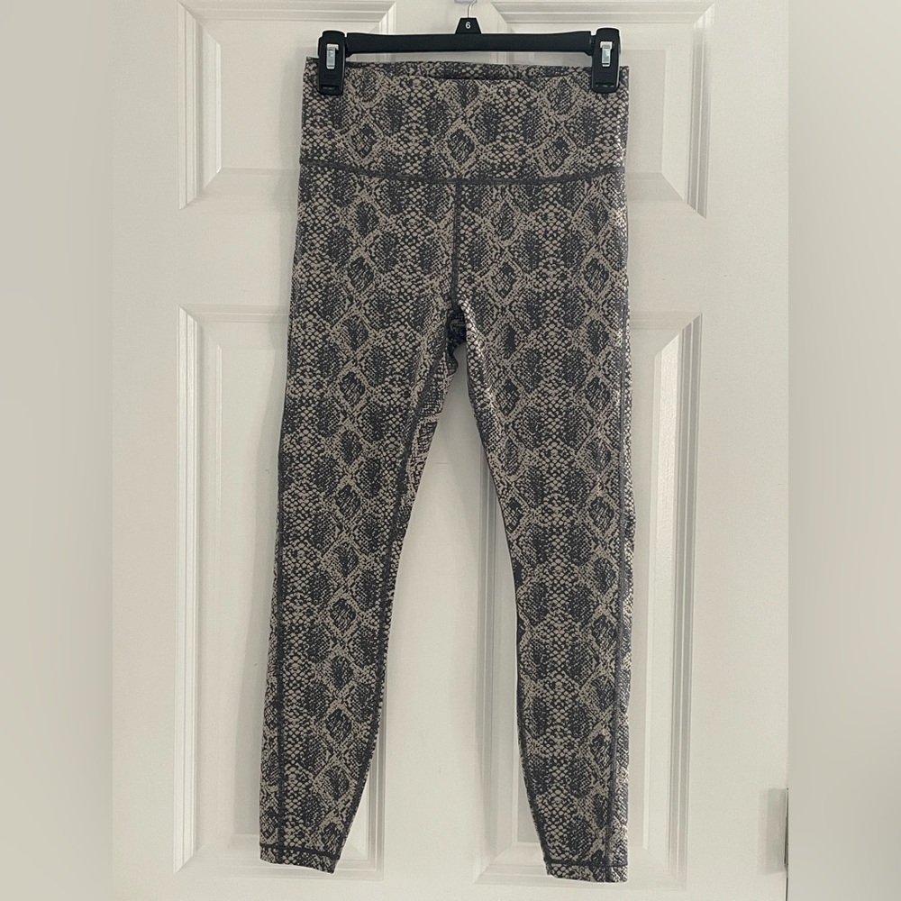 Athleta Ultimate 7/8 Tight Leggings XS Snakeskin Pattern Athleisure Stash Pocket